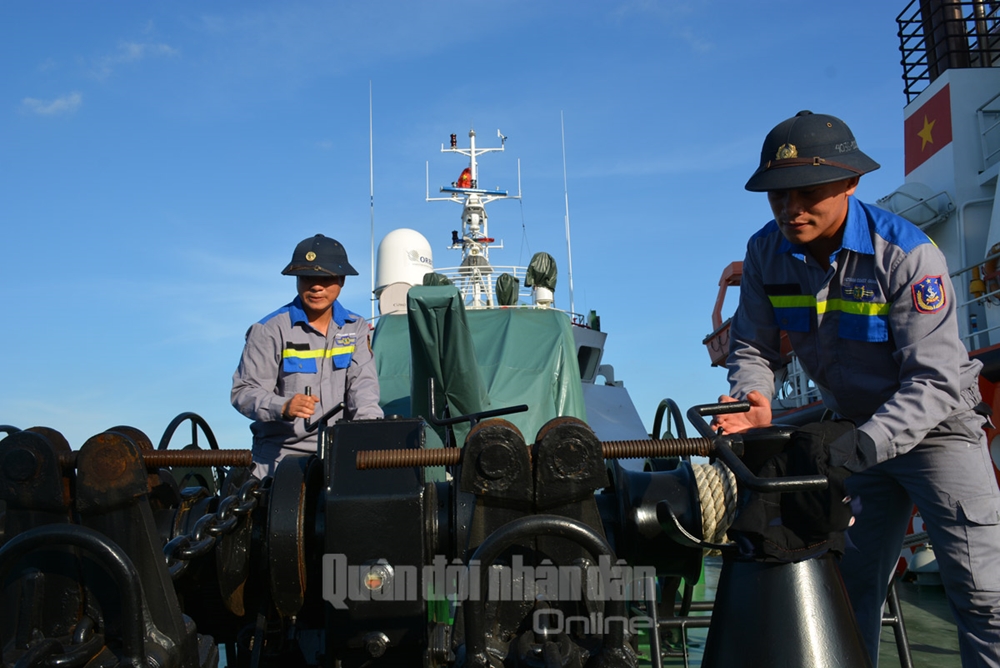 Lau chùi, bảo quản hệ thống tời neo...