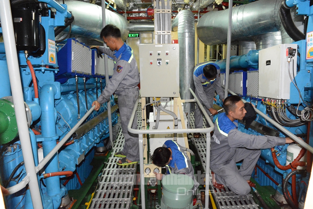 Cán bộ, kỹ thuật viên tàu CSB 4036 thực hành bảo quản khoang máy chính của con tàu trong ngày kỹ thuật.