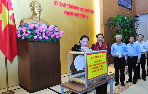 Công đoàn Văn phòng Quốc hội quyên góp ủng hộ đồng bào bị thiệt hại bởi bão số 10