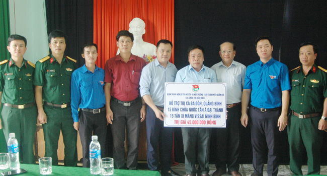 Trao quà tặng trị giá 278 triệu đồng cho đồng bào Hà Tĩnh, Quảng Bình bị thiệt hại do bão số 10