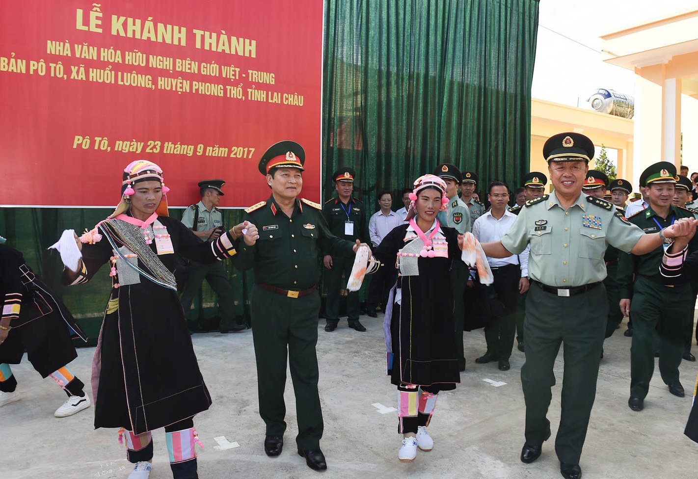 Đại tướng Ngô Xuân Lịch và Thượng tướng Phạm Trường Long dự Lễ khánh thành Nhà văn hóa hữu nghị biên giới Việt - Trung