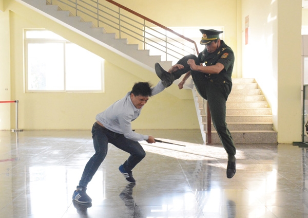 Lực lượng Biên phòng Việt Nam trấn áp, tấn công các đối tượng khủng bố.