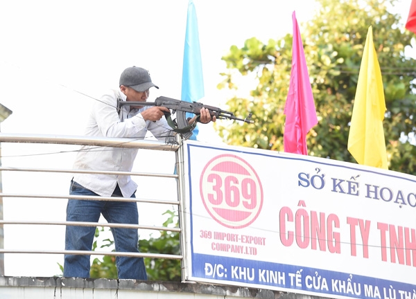 Phần tử khủng bố bắt cóc con tin, cố thủ trong tòa nhà.