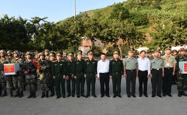 Lãnh đạo Bộ Quốc phòng và đại biểu hai nước Việt Nam - Trung Quốc chụp ảnh lưu niệm với các lực lượng tham gia diễn tập.