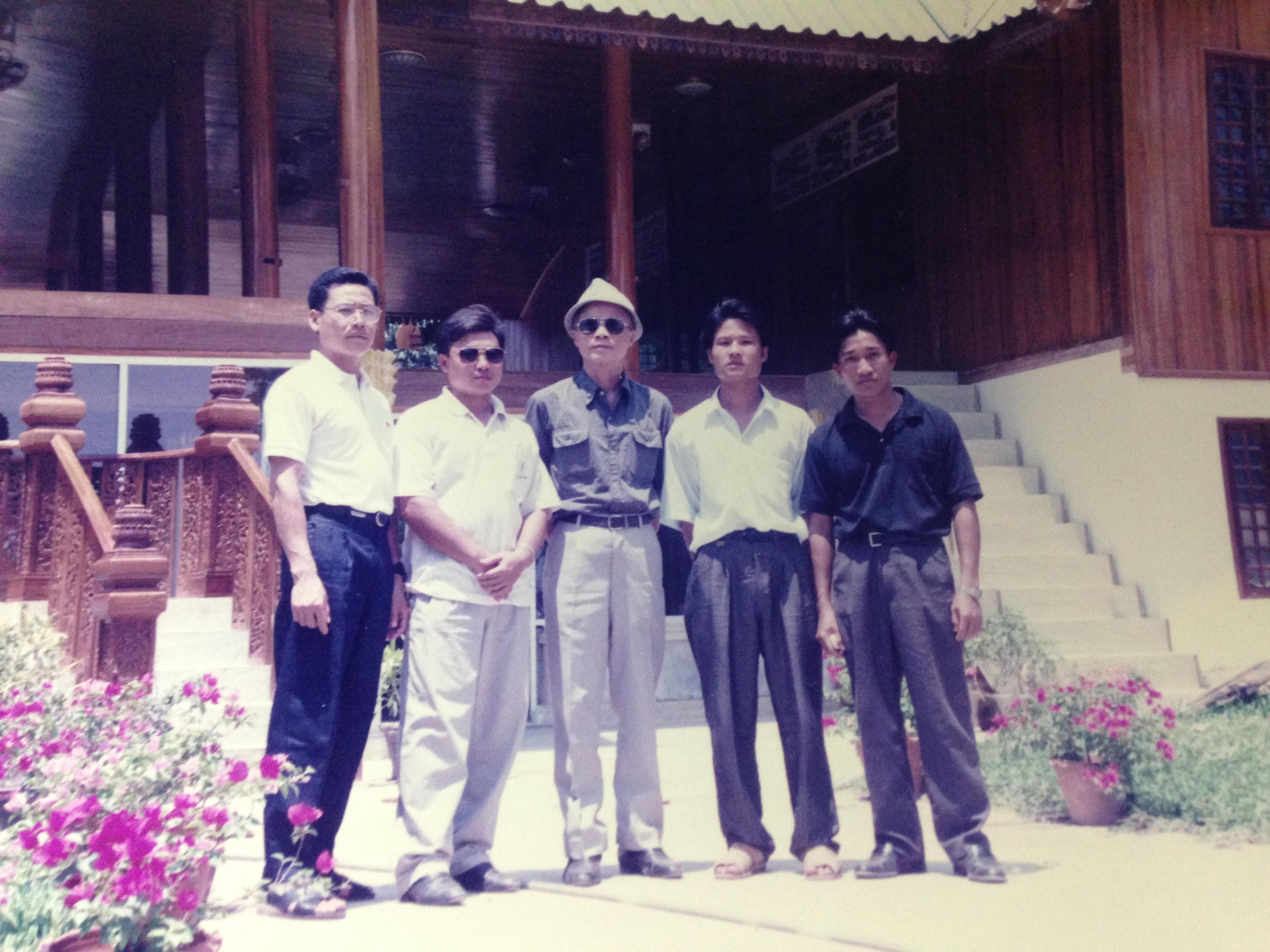 Nhớ một người đắm đuối với tờ báo
