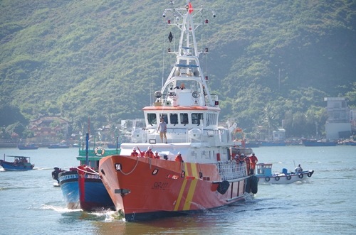 Tàu Sar 412 cứu 3 ngư dân gặp nạn trên biển