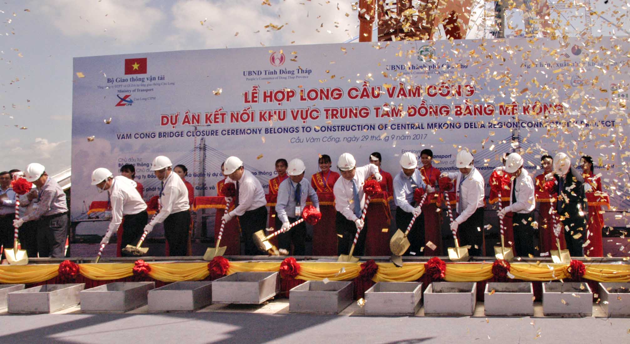 Hợp long cầu dây văng nối hai bờ sông Hậu