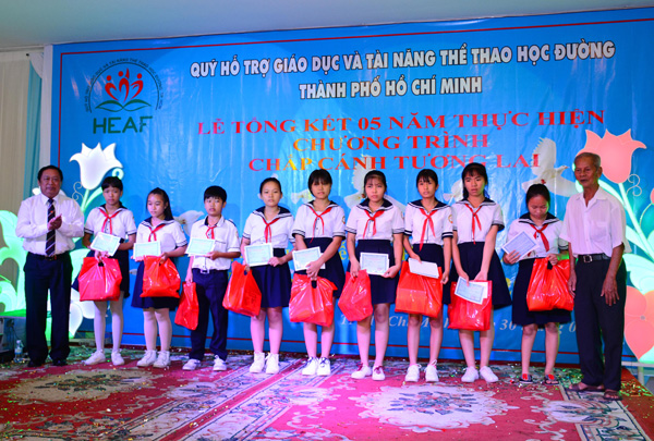 Trao hơn 80 suất học bổng  khuyến học, học bổng nghề cho học sinh, sinh viên