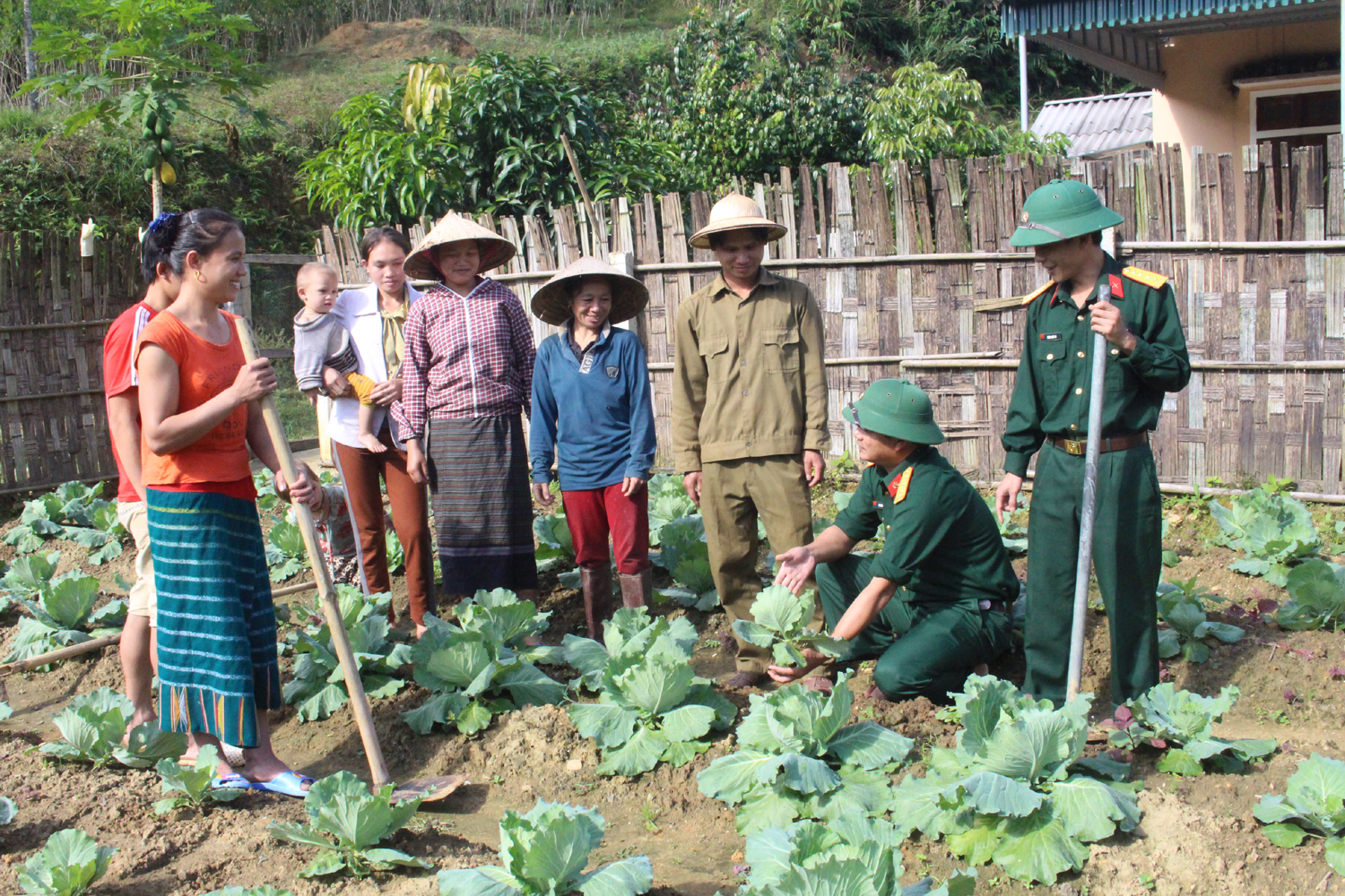 Vượt khó giúp dân thoát nghèo

