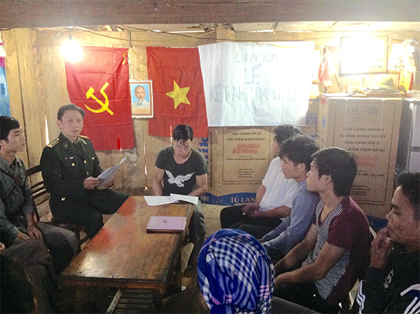 Bộ đội Hùng “5 cùng” với dân bản