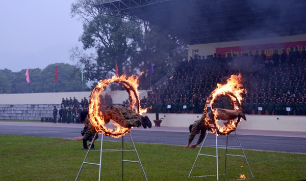 Các chiến sĩ thuộc Tiểu đoàn đặc công 20 anh hùng biểu diễn chui qua vòng lửa...