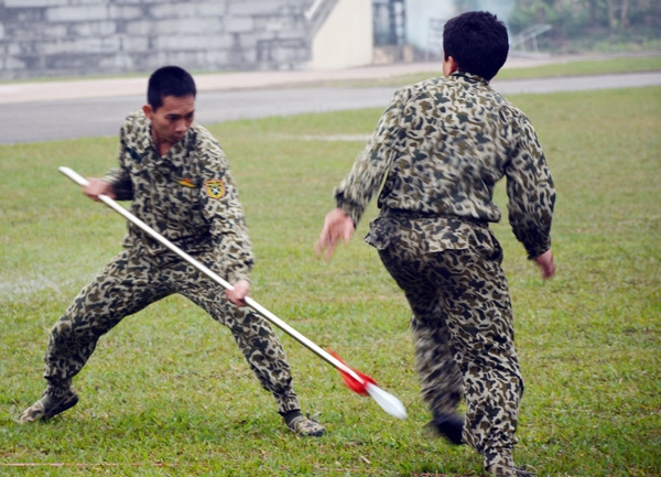 Đối kháng có vũ khí.