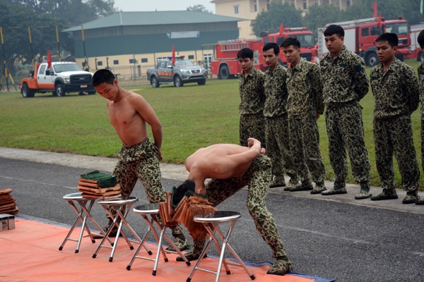 Đập ngói bằng đầu...