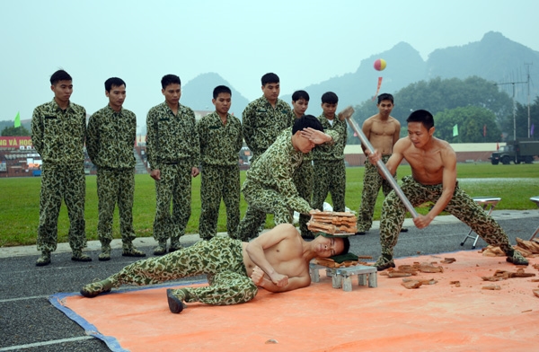 ...và đập ngói trên đầu.