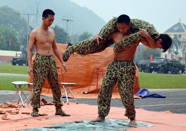 Vận nội công đi chân trần trên các mảnh thủy tinh vỡ.