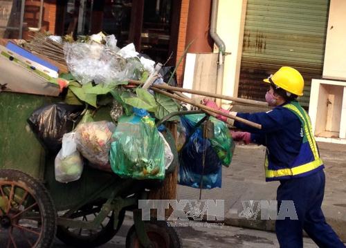 Thu gom rác không đúng giờ, gây cản trở giao thông
