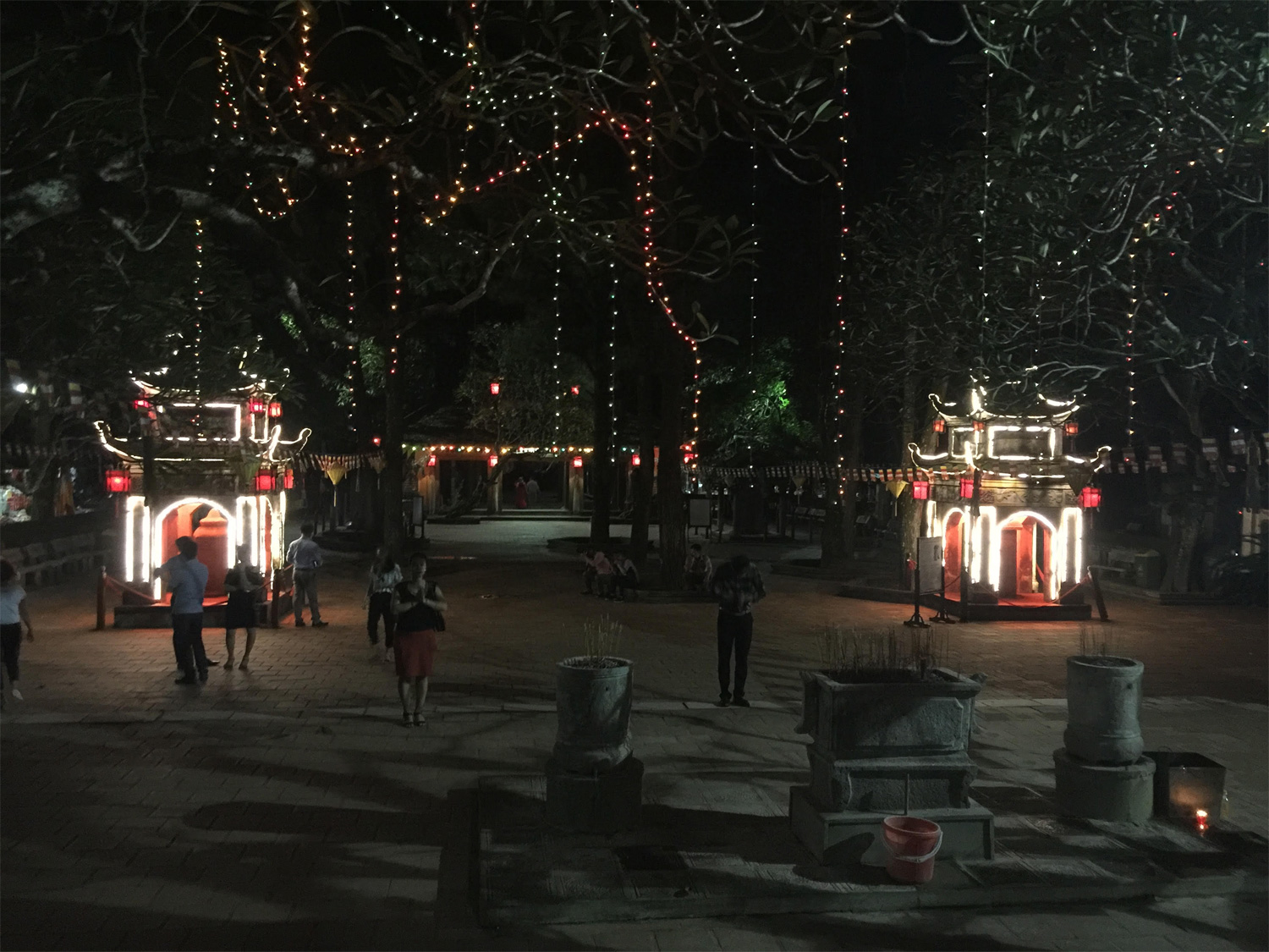 Thăm chùa Côn Sơn…dưới trăng