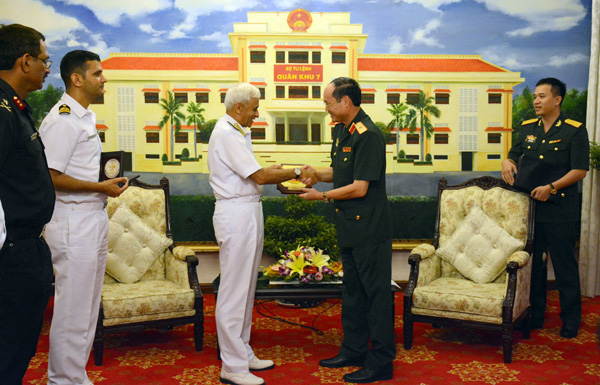 Chủ tịch Ủy ban Tham mưu trưởng kiêm Tư lệnh Hải quân Ấn Độ thăm Quân khu 7