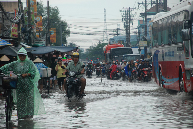 TP Hồ Chí Minh mưa lớn kéo dài, giao thông nhiều tuyến đường bị ùn ứ 