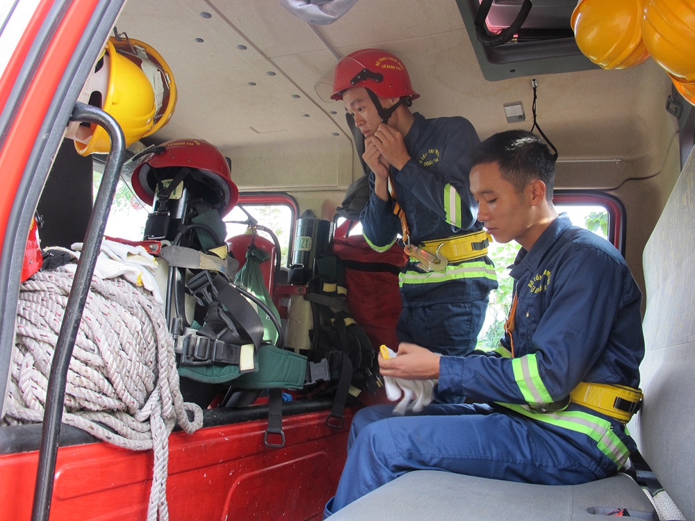 Chiến sĩ chuẩn bị làm nhiệm vụ.