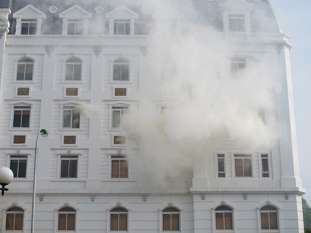 Đám cháy xuất hiện trên tầng 4 tòa nhà cao tầng