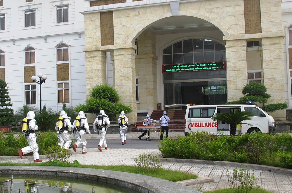 Các chiến sĩ sử dụng trang bị chuyên dùng tiếp cận đám cháy