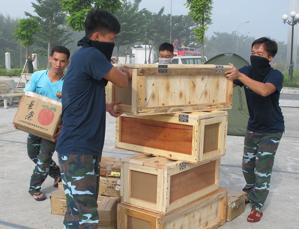 Vận chuyển tài sản ra khỏi khu vực cháy.