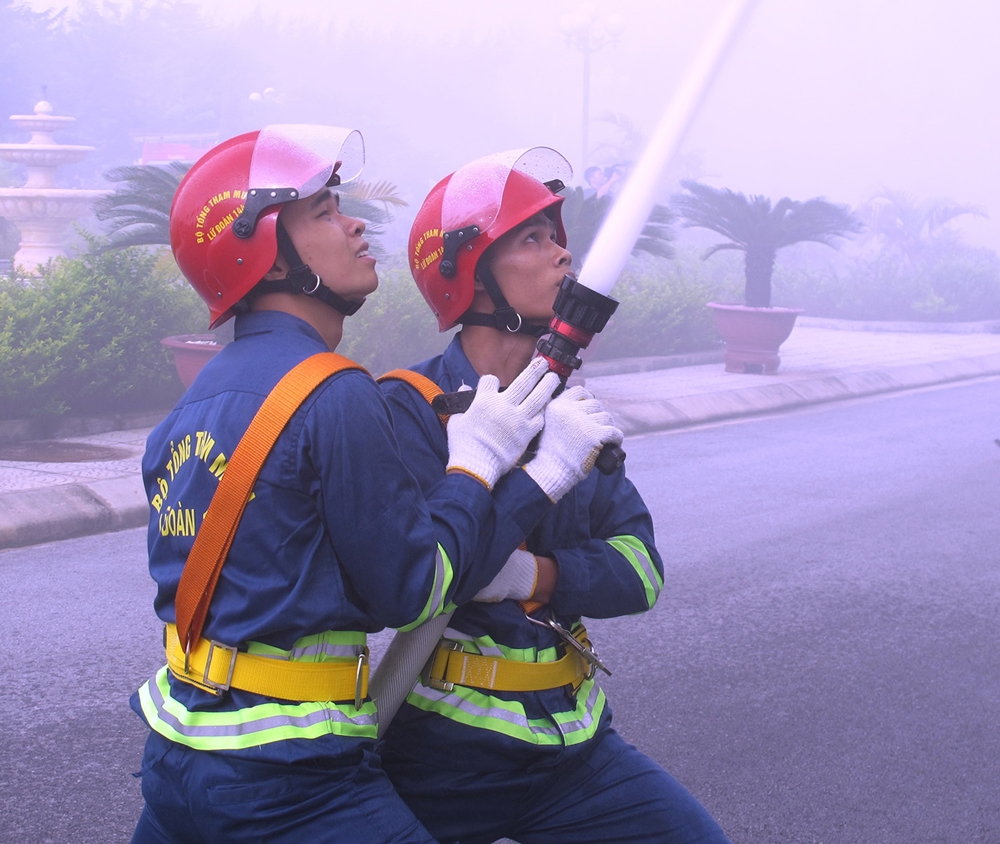 Sử dụng vòi rồng phun nước dập tắt đám cháy.