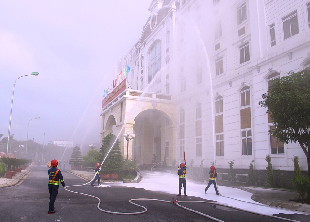 Phun bọt hóa chất dập tắt hoàn toàn đám cháy.