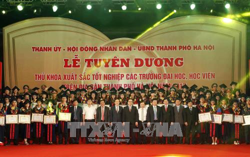 Hà Nội tuyên dương 84 thủ khoa xuất sắc năm 2017 

