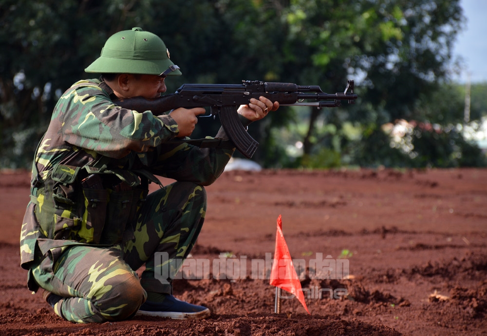 Nhờ được huấn luyện tỉ mỉ, chuẩn bị chu đáo, nên các quân nhân bước vào bắn đạn thật đều có tâm lý tốt, yếu lĩnh động tác vững chắc, thao tác nhanh nhẹn, thuần thục.
