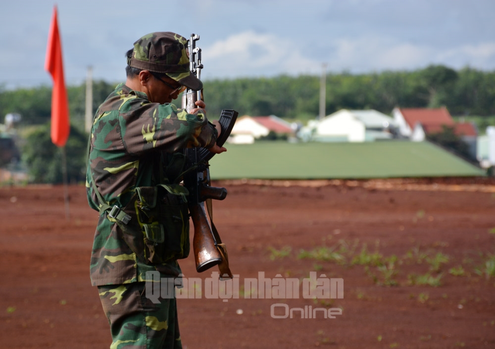 Lắp hộp tiếp đạn, chuẩn bị thực hành tư thế đứng bắn.