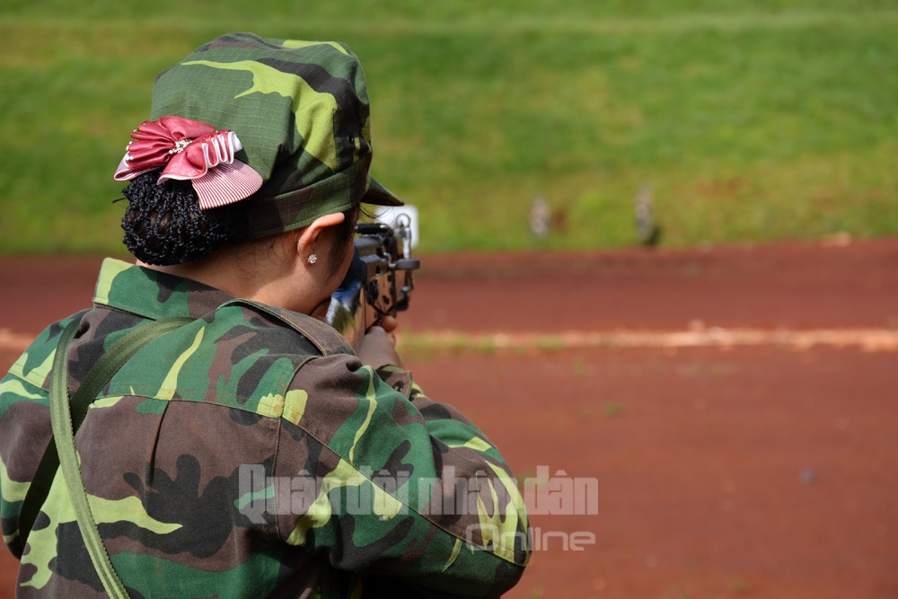 Một nữ xạ thủ với đường ngắm chính xác trong tư thế đứng bắn.