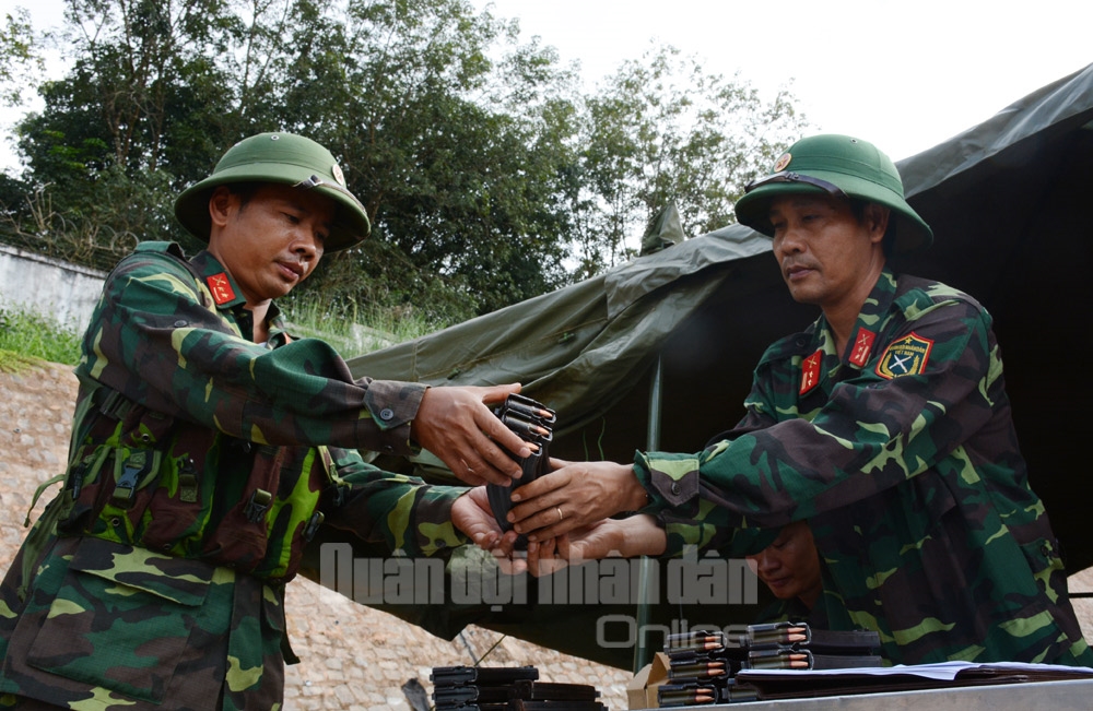 Cấp phát đạn cho các đồng chí tham gia bắn đạn thật.