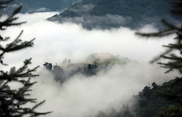 Mây và núi cùng hòa quyện vào nhau tạo nên một bức tranh huyền ảo.