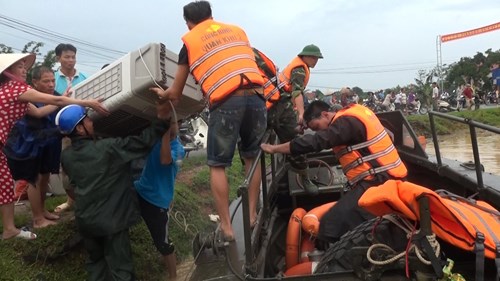 Quân cùng dân gồng mình chống lũ