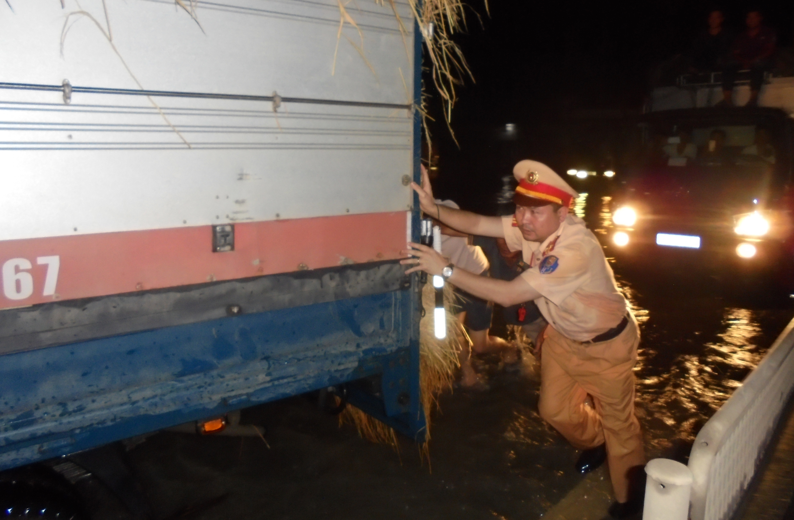 Thanh Hóa: Sát cánh cùng nhân dân trong mưa lũ