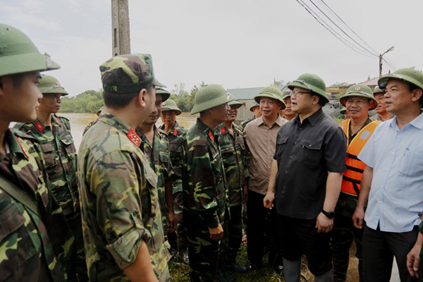 Bí thư Thành ủy Hoàng Trung Hải chỉ đạo khắc phục sự cố đê điều tại Chương Mỹ