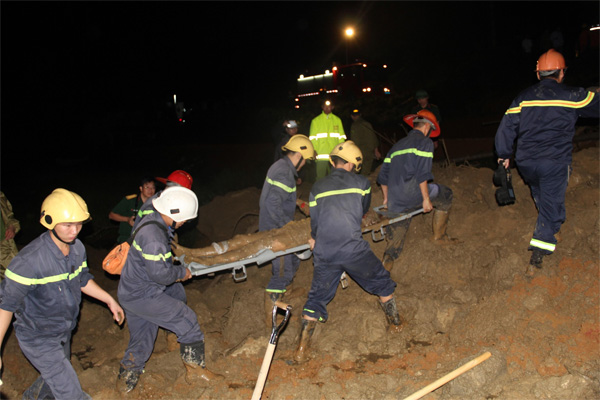 Trắng đêm bới đất tìm dân