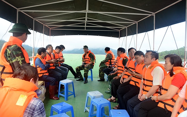 Nhu yếu phẩm được chuyển đến các hộ dân bị thiệt hại do mưa lũ tại xóm Nhạp Ngoài, xã Đồng Ruộng, huyện Đà Bắc.