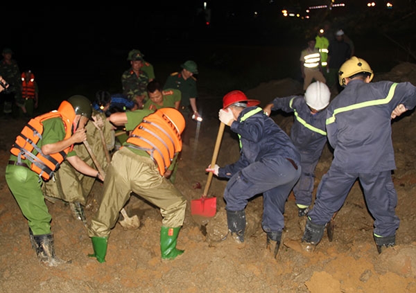 Tìm kiếm nạn nhân bị vùi lấp.