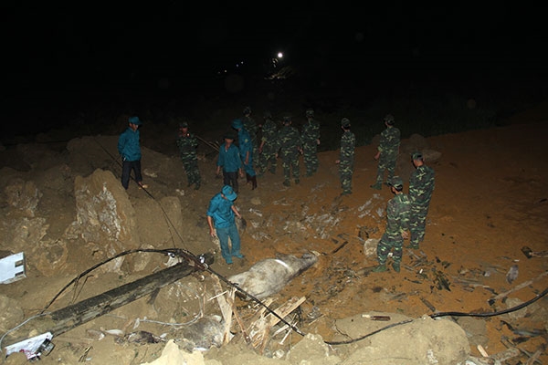 Tiếp cận hiện trường bị sạt lở.