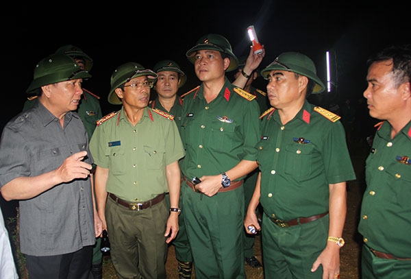 Lãnh đạo Bộ CHQS tỉnh Hòa Bình cùng với các lực lượng chức năng lên phương án tìm kiếm, cứu nạn người dân.