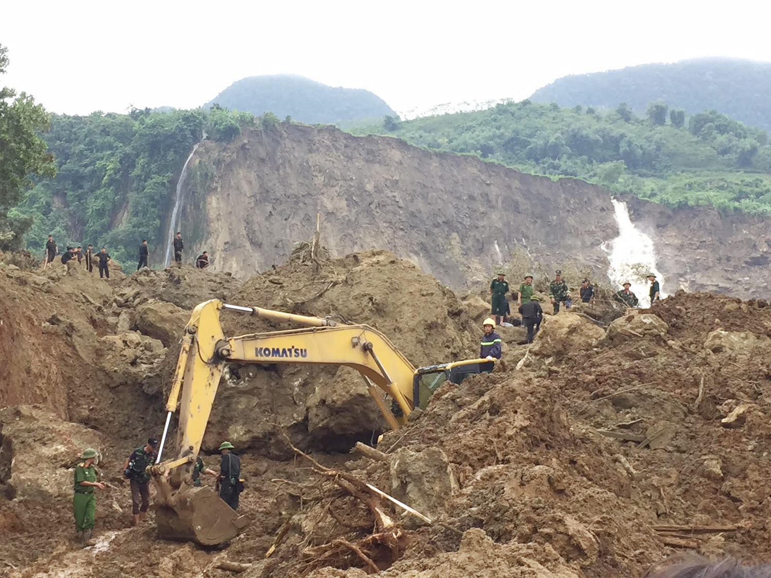 Tăng cường lực lượng tìm kiếm các nạn nhân mất tích tại Tân Lạc, Hòa Bình
