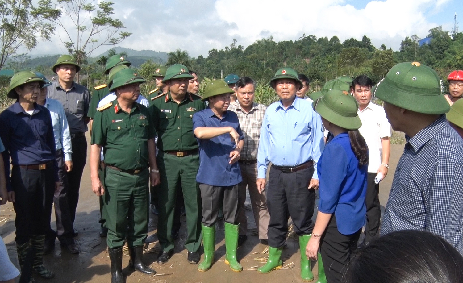 Tích cực hộ đê, chống sạt lở, giúp dân từng bước ổn định cuộc sống