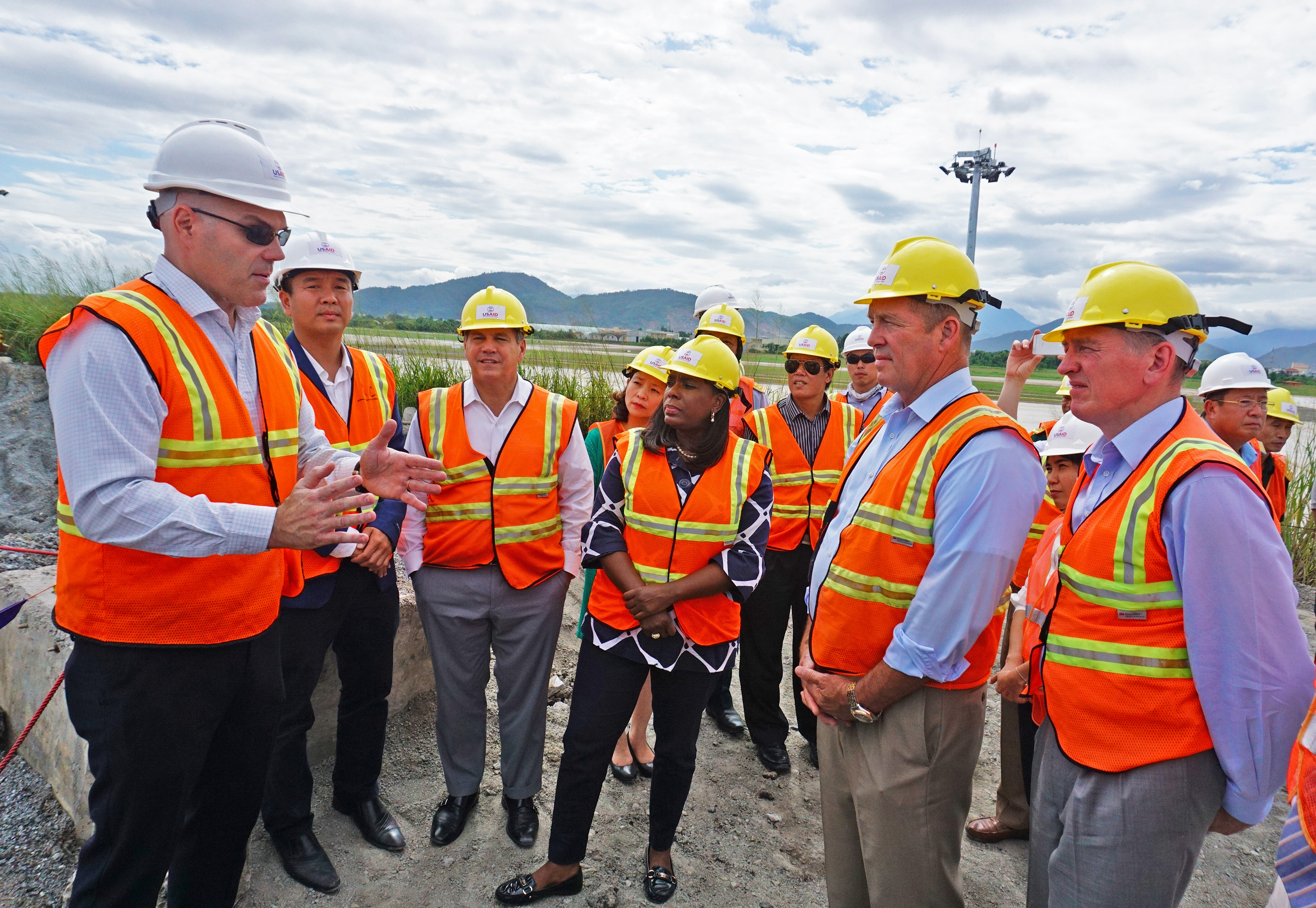 Bộ Quốc phòng làm việc với Đoàn nghị sĩ Quốc hội Hoa Kỳ về khắc phục hậu quả chiến tranh