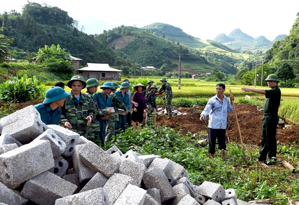 Cán bộ, chiến sĩ Đồn Biên phòng Cần Yên giúp gia đình ông Lò Văn Tờ, xóm Nậm Đông, xã Cần Nông dựng nhà mới.