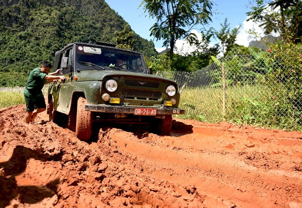 Xe của Bộ đội Biên phòng chở giống cây trồng đến với đồng bào xã Khánh Xuân, huyện Bảo Lạc.