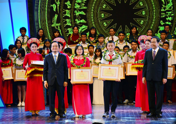 Bộ Giáo dục và Đào tạo tuyên dương thầy cô giáo và học sinh tiêu biểu