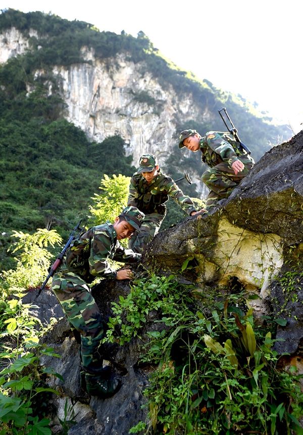Con đường tuần tra biên giới và đến với đồng bào các thôn bản vùng biên dẫu còn nhiều khó khăn, nhưng vẫn không ngăn được bước chân cán bộ, chiến sĩ đồn Biên phòng Xuân Trường.